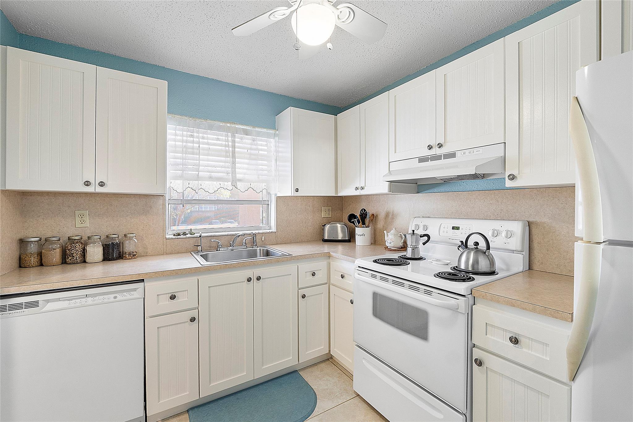 2761 N Pine Island Rd 204