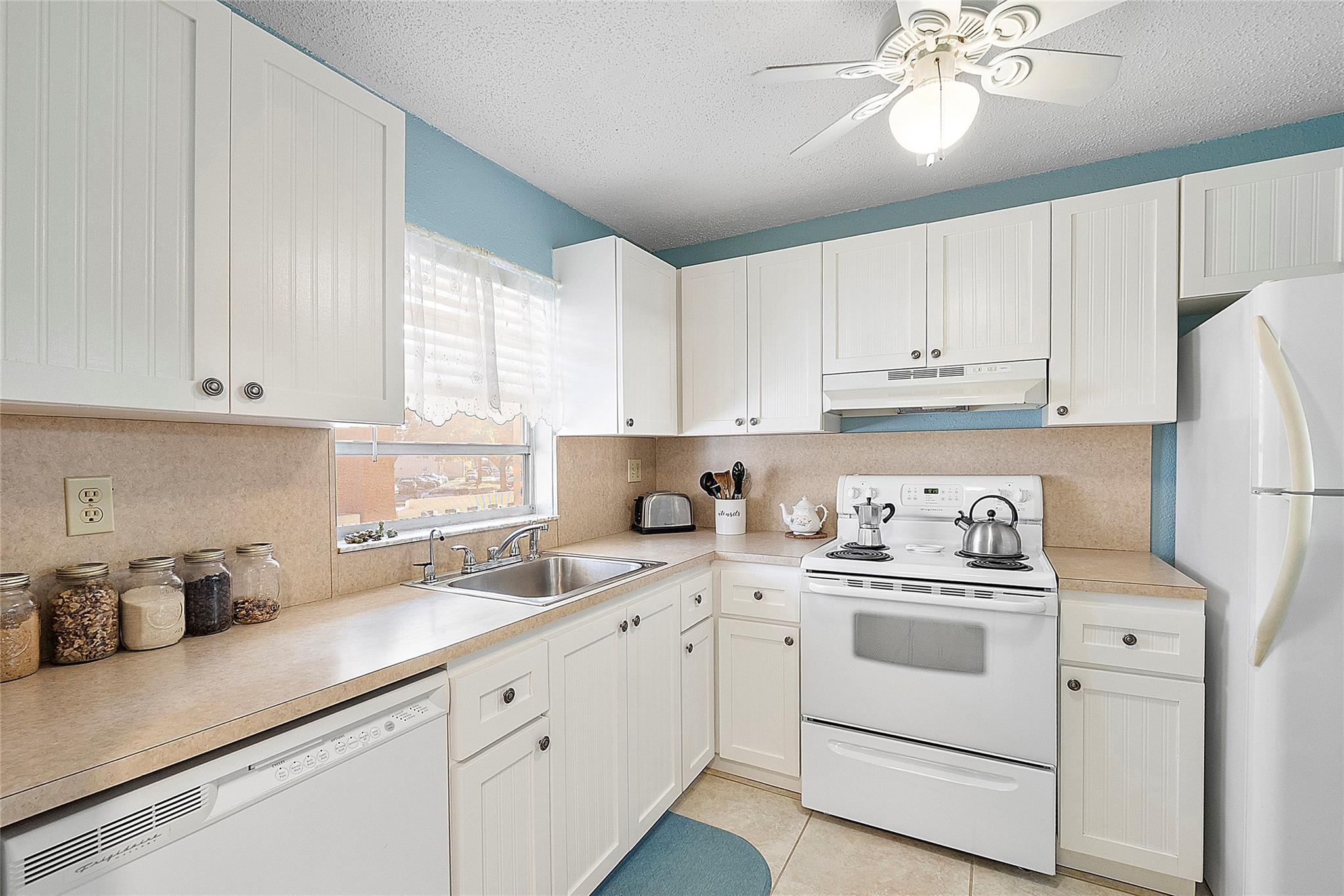 2761 N Pine Island Rd 204
