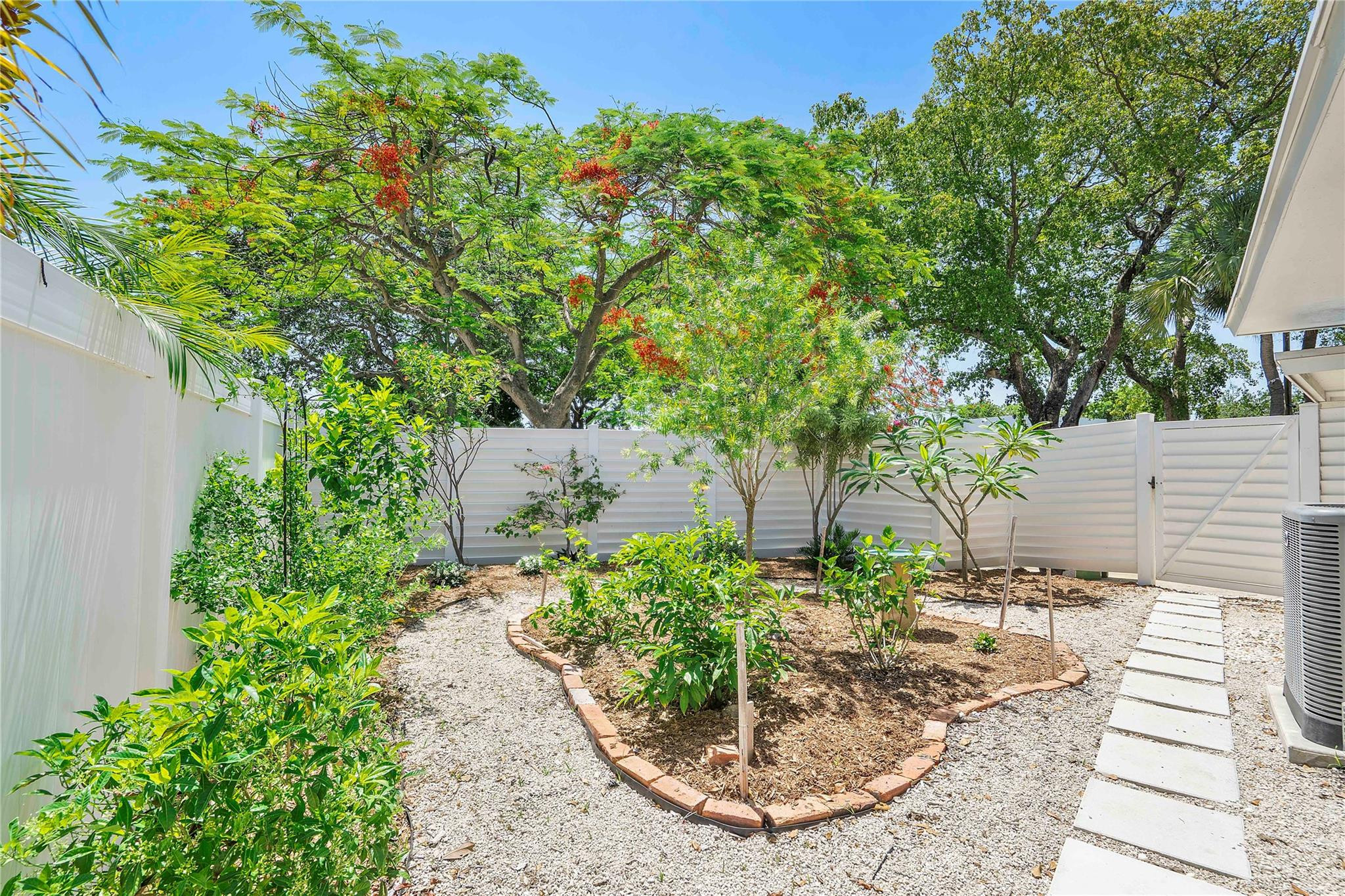 605 N Victoria Park Rd