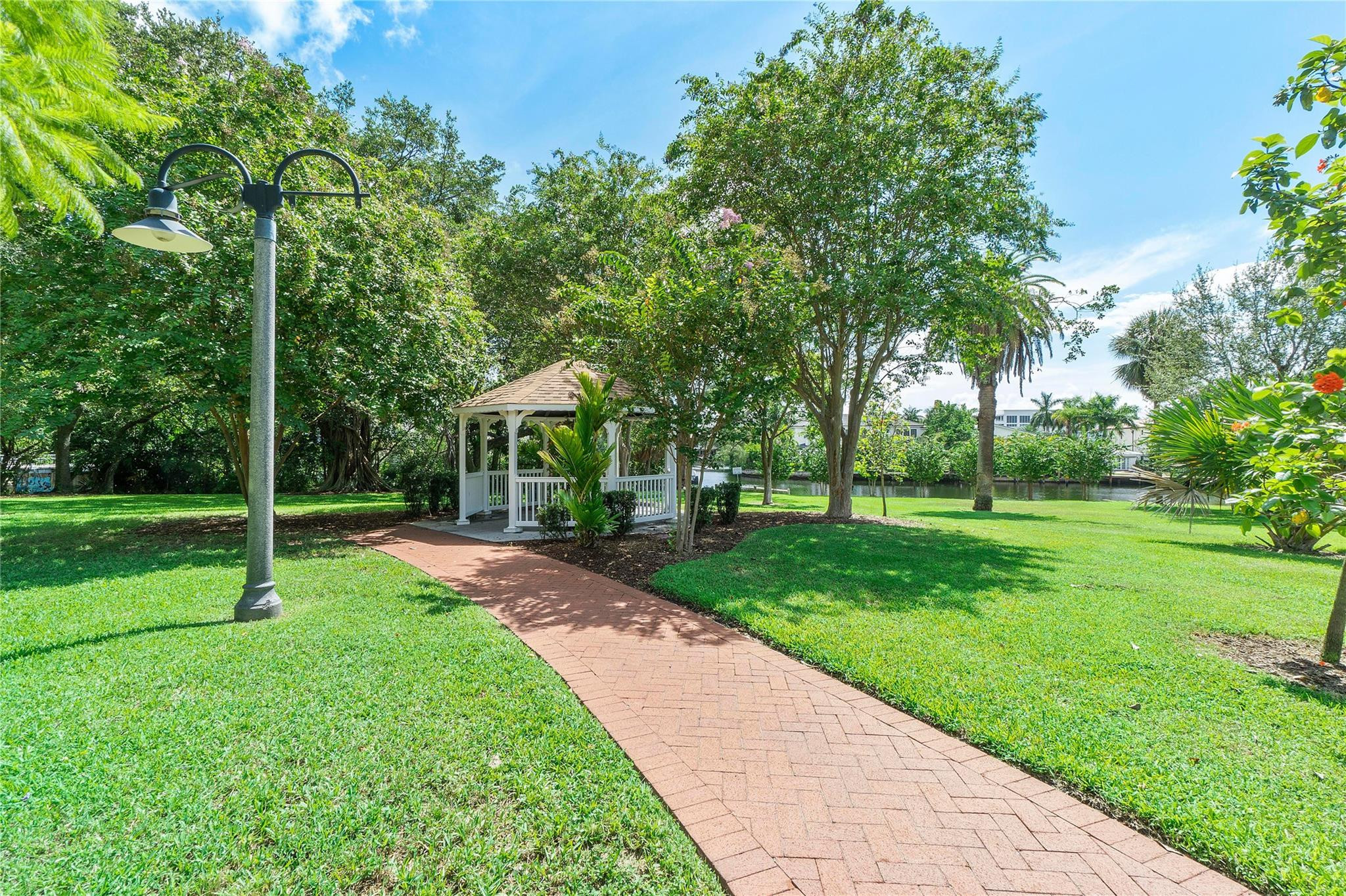 605 N Victoria Park Rd