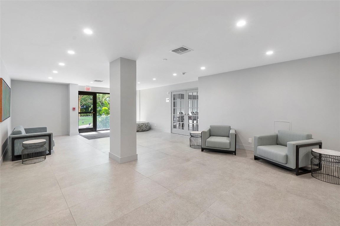 1160 N Federal Hwy 1020