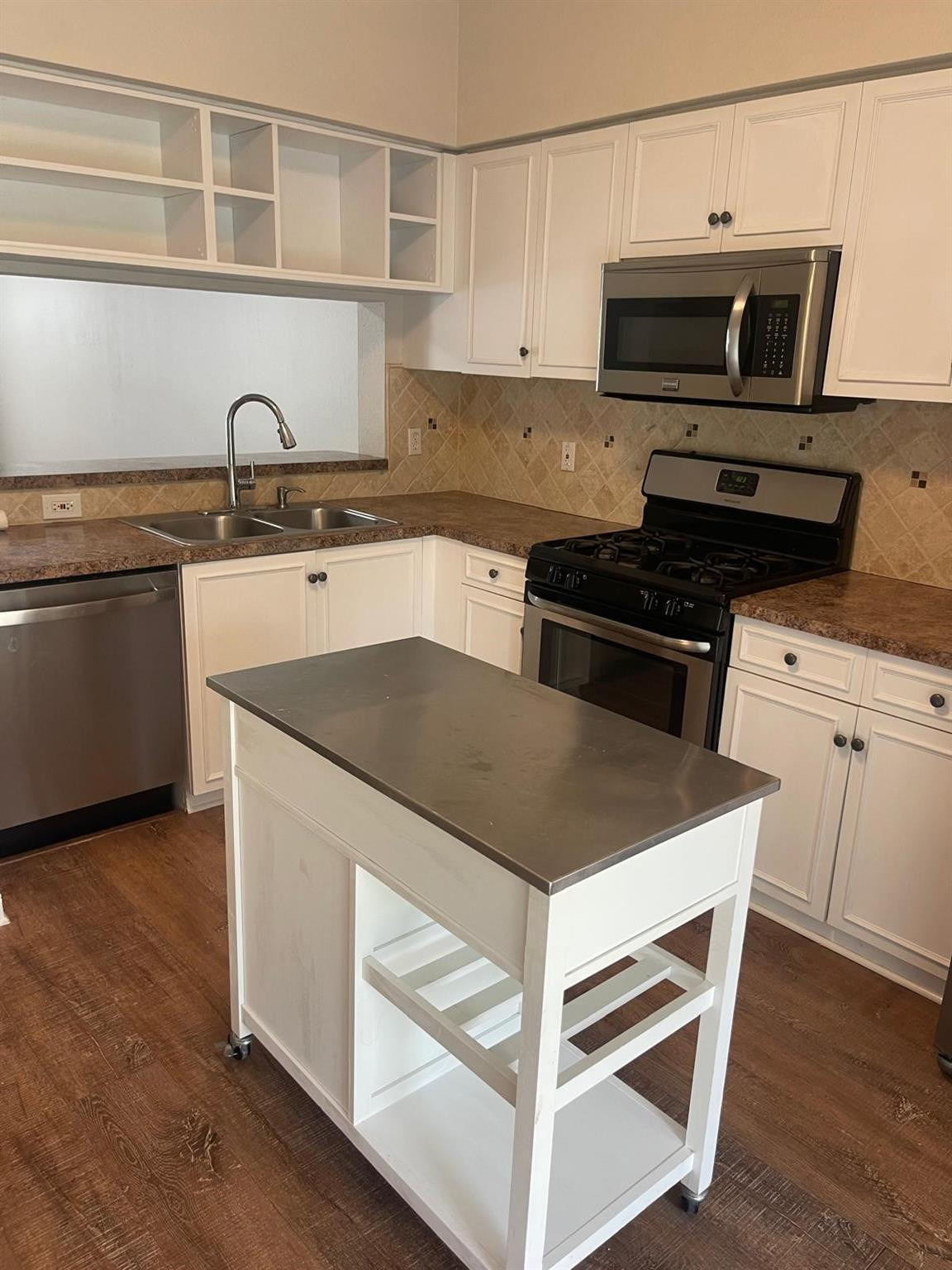 8021 Sanibel Dr