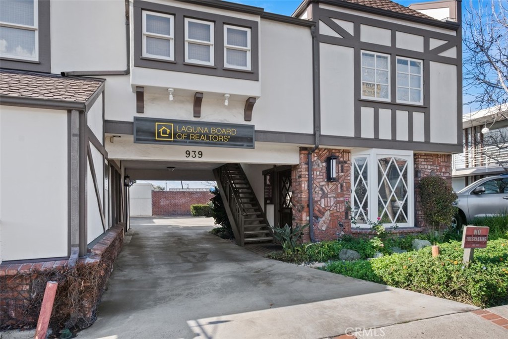 939 Glenneyre Street E