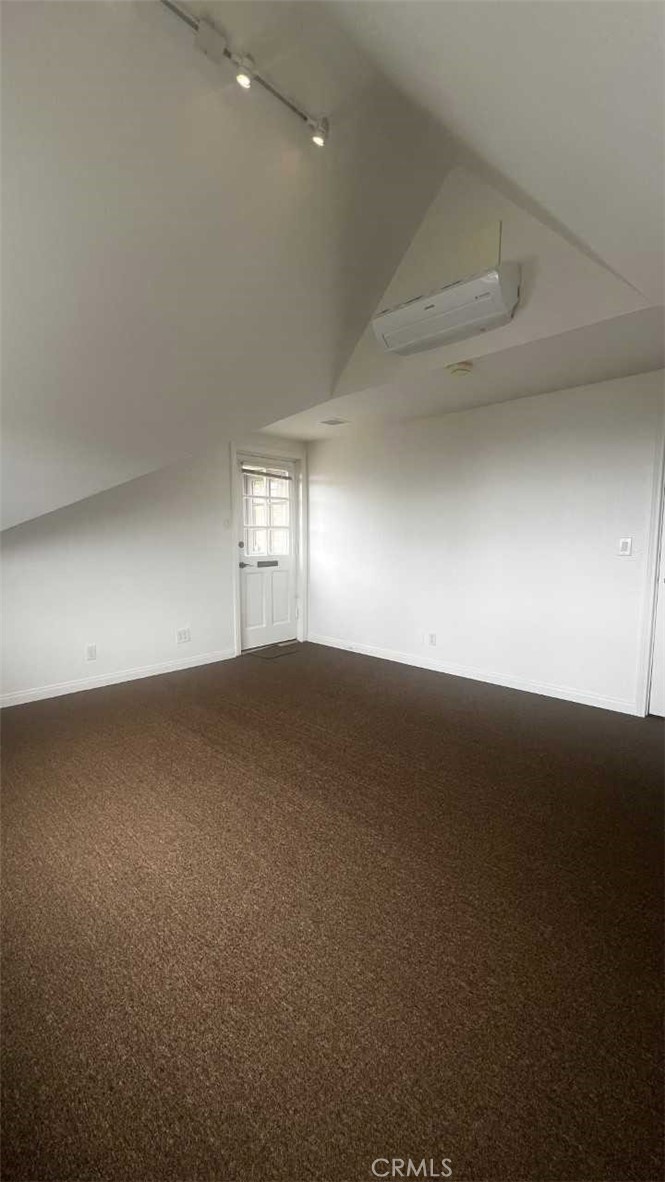 939 Glenneyre Street E