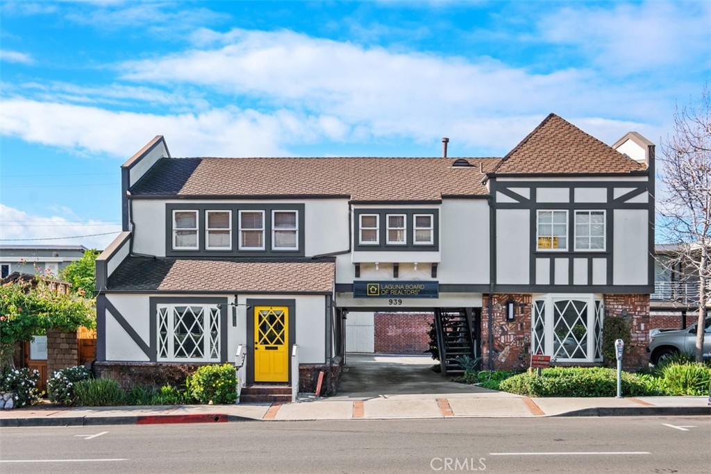 939 Glenneyre Street E