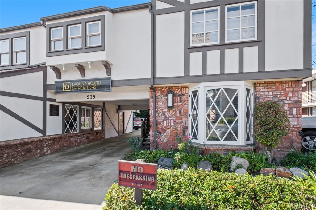 939 Glenneyre Street E