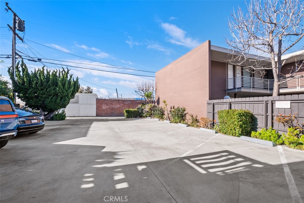 939 Glenneyre Street E