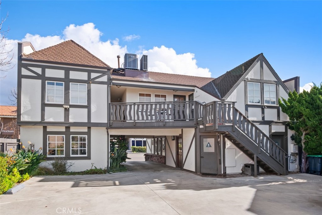 939 Glenneyre Street E