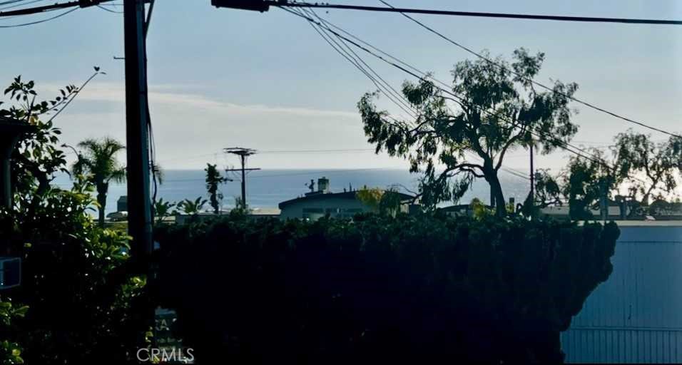 939 Glenneyre Street E