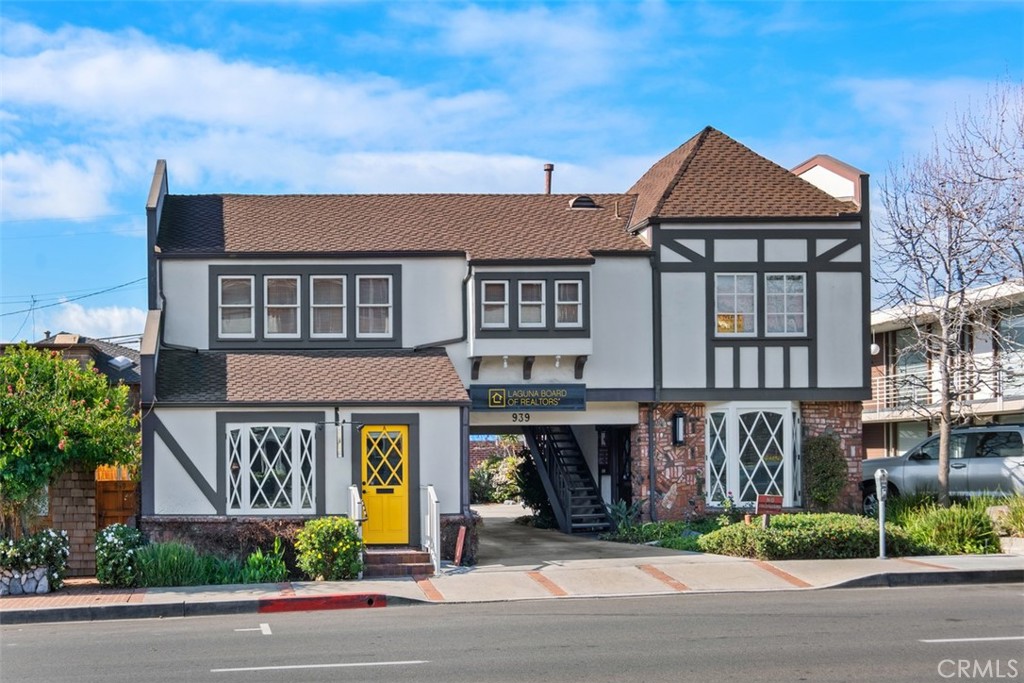 939 Glenneyre Street E