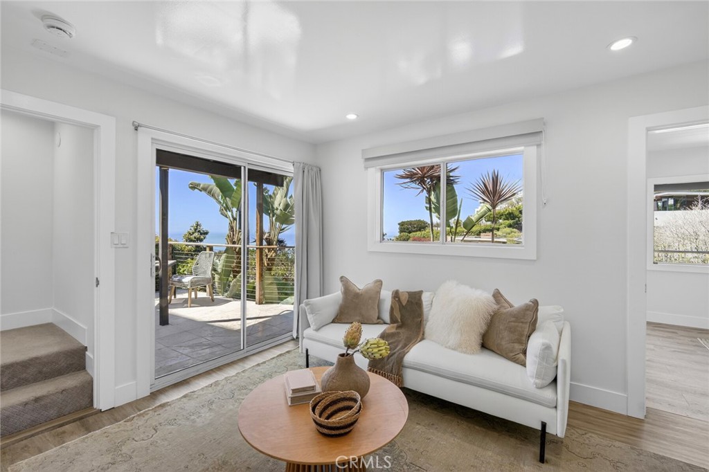 1099 Skyline Dr