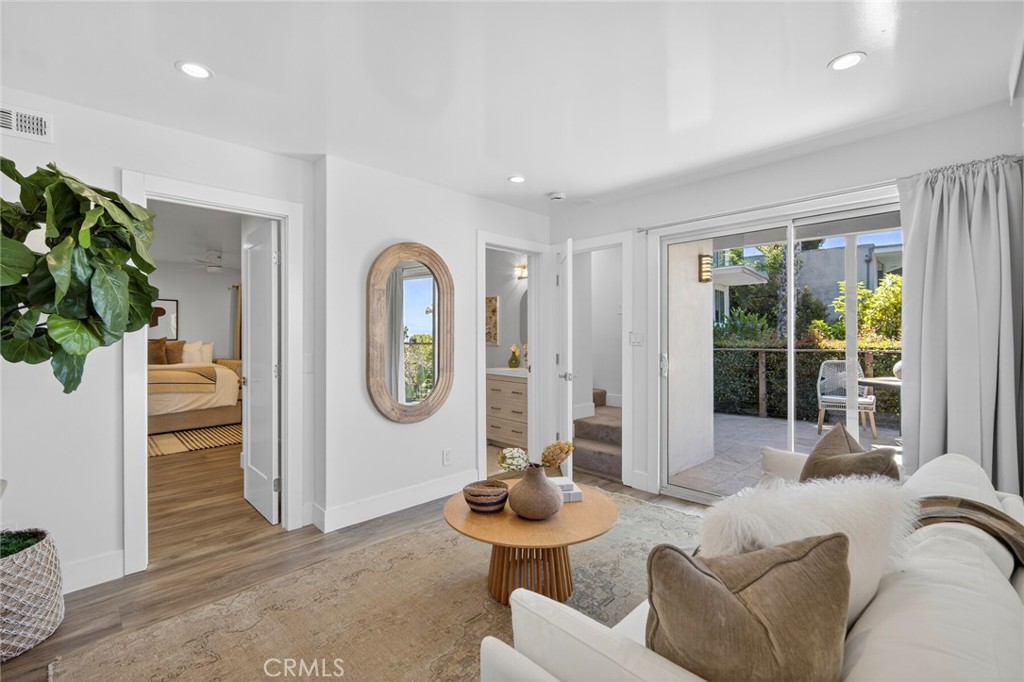 1099 Skyline Dr