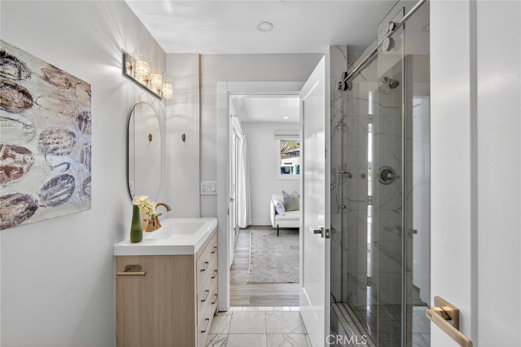 1099 Skyline Dr