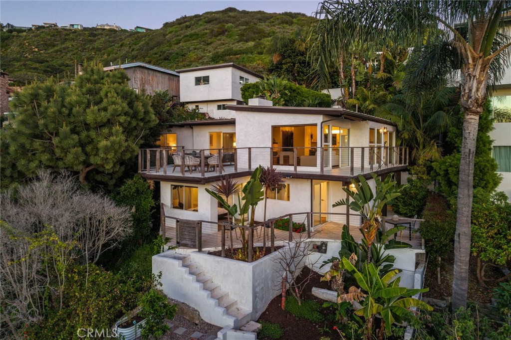 1099 Skyline Dr