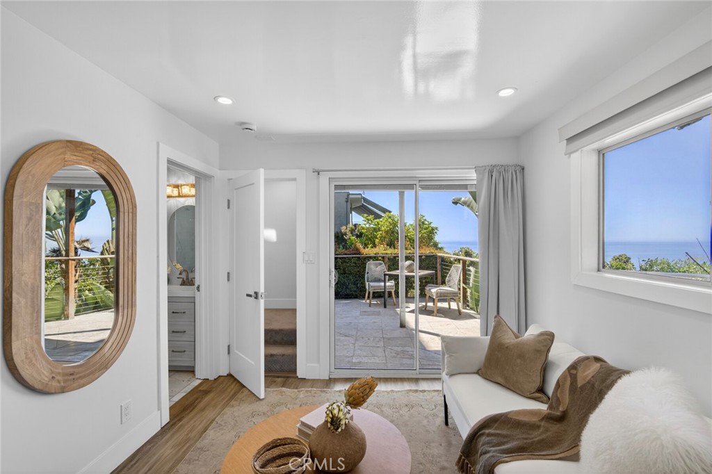 1099 Skyline Dr