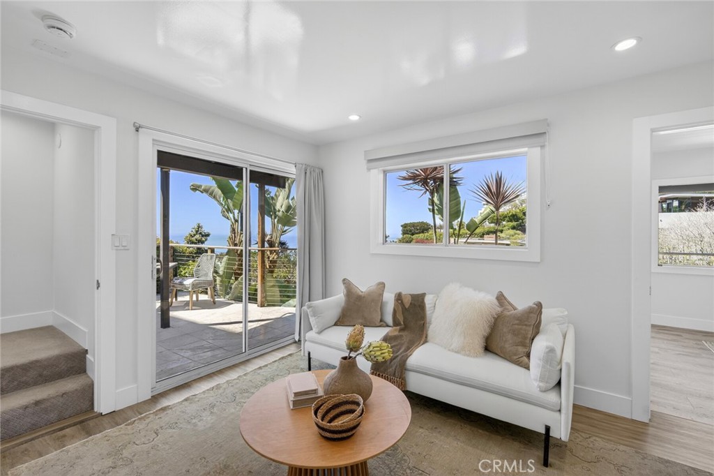 1099 Skyline Dr