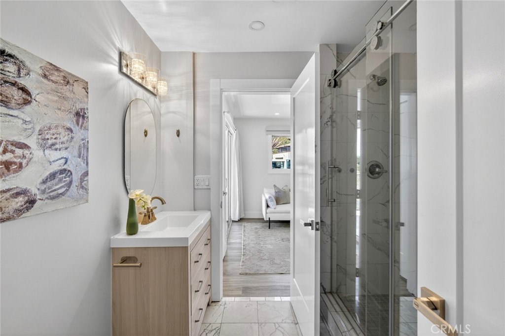 1099 Skyline Dr