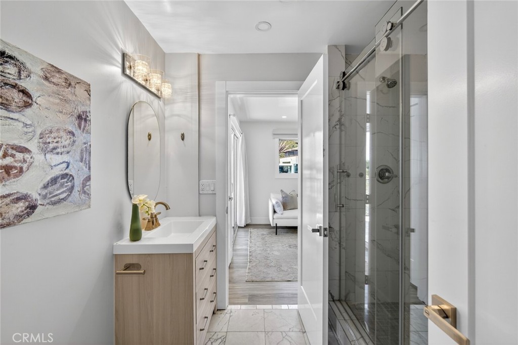 1099 Skyline Dr