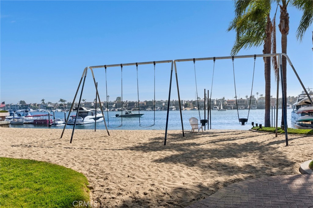 2572 Bayshore