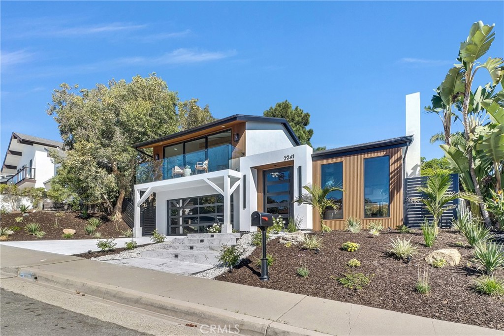 2241 Avenida Salvador