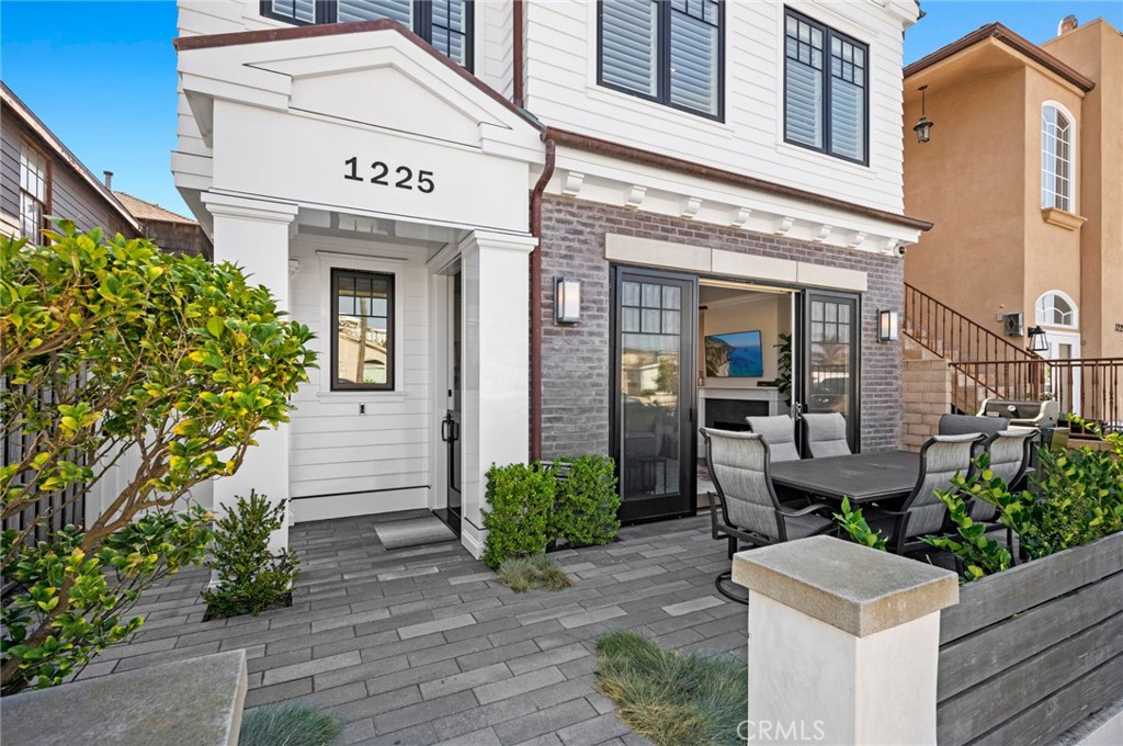 1225 W Balboa Boulevard