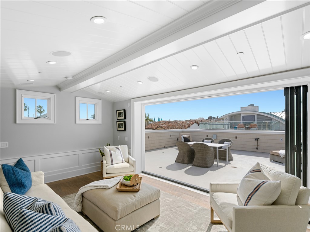 2157 E Ocean Boulevard