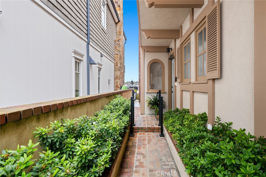 1214 E Balboa Boulevard