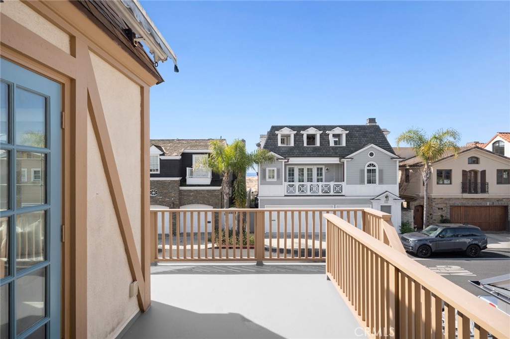 1214 E Balboa Boulevard