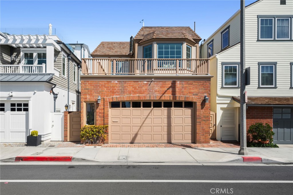 1214 E Balboa Boulevard