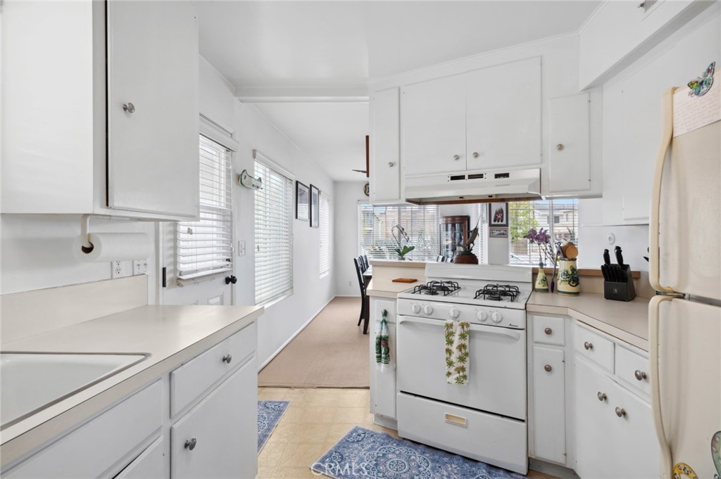 809 W Balboa Boulevard