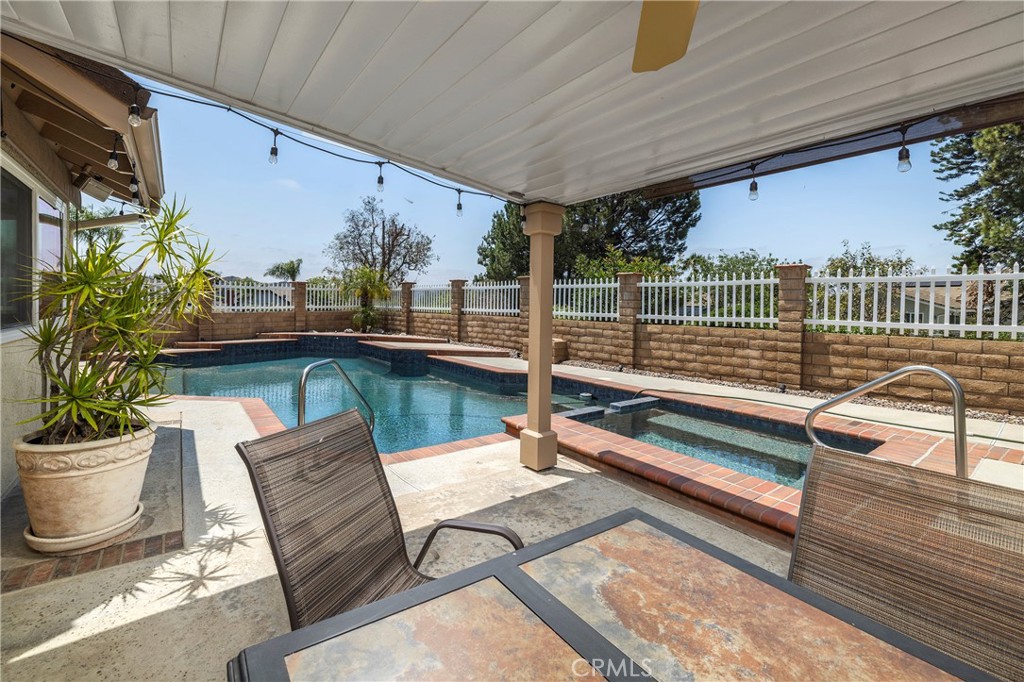 5595 Avenida Adobe