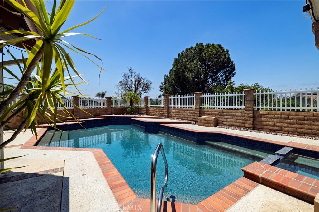 5595 Avenida Adobe