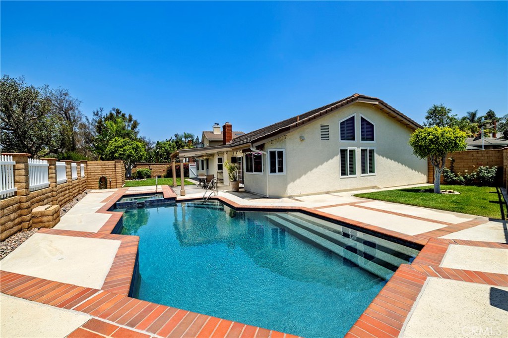 5595 Avenida Adobe