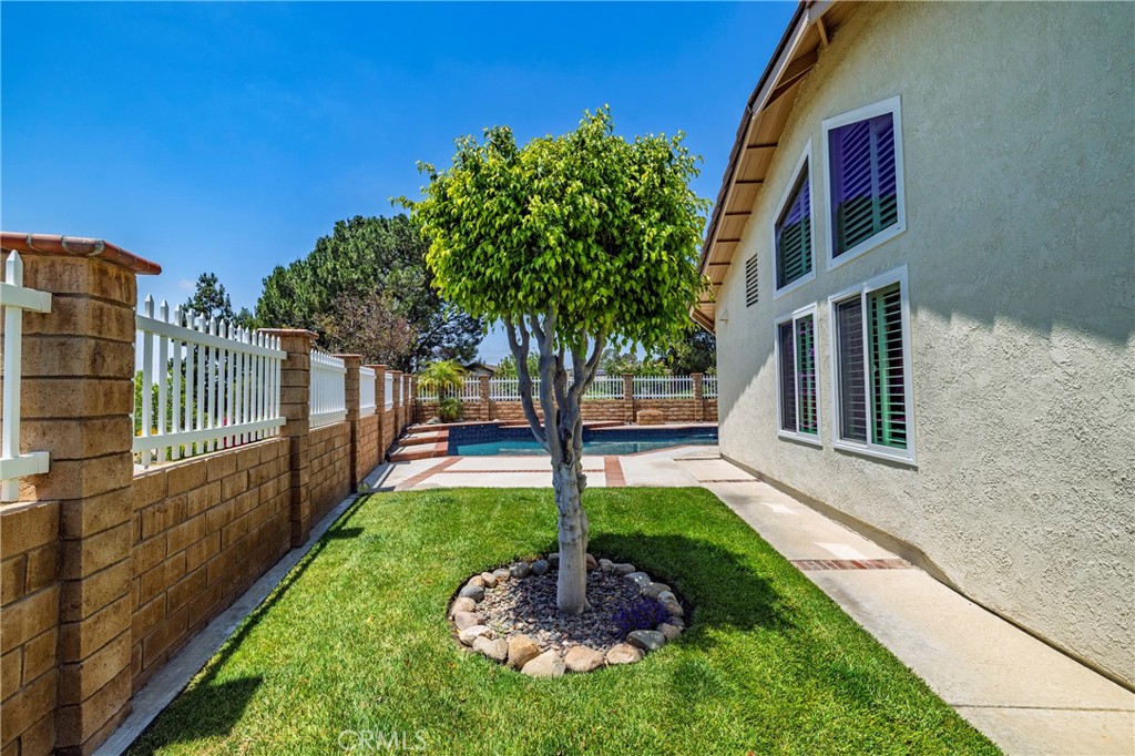 5595 Avenida Adobe