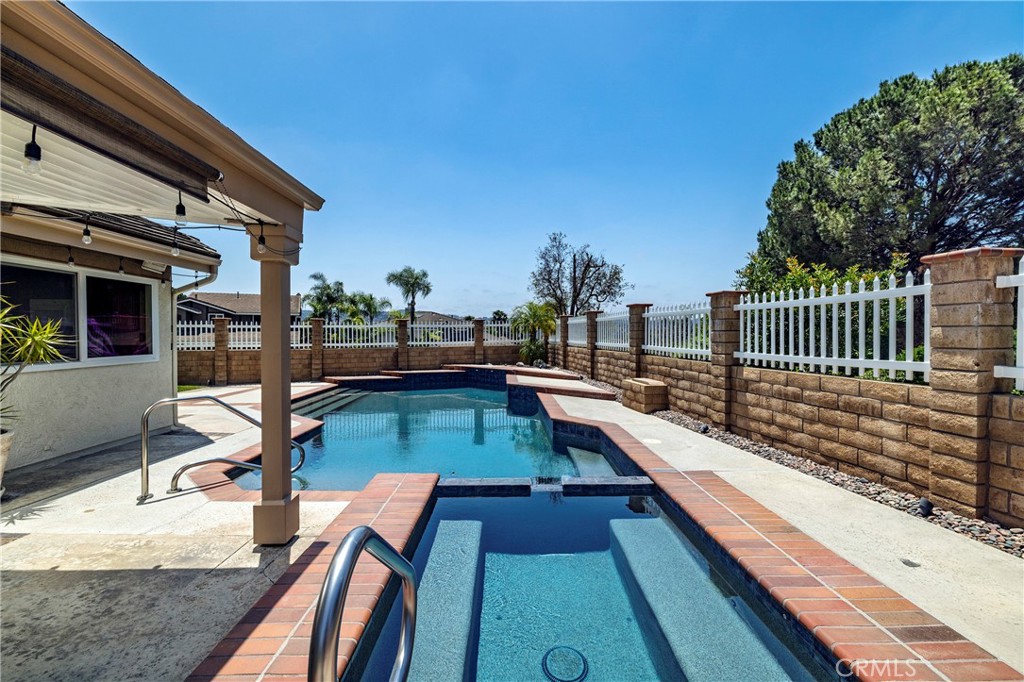 5595 Avenida Adobe