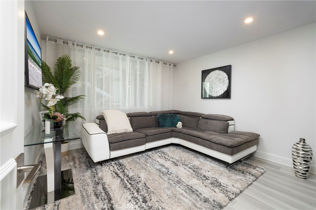 1585 S Coast 31