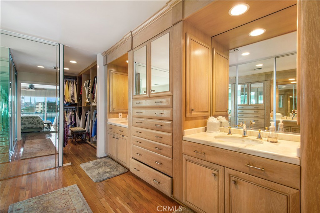 5585 E Corso Di Napoli