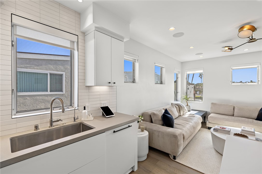 210 1/2 Orange Street