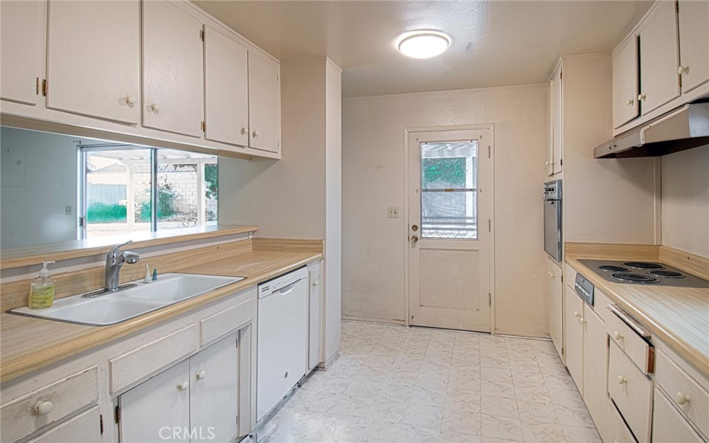 2925 Jacaranda Avenue