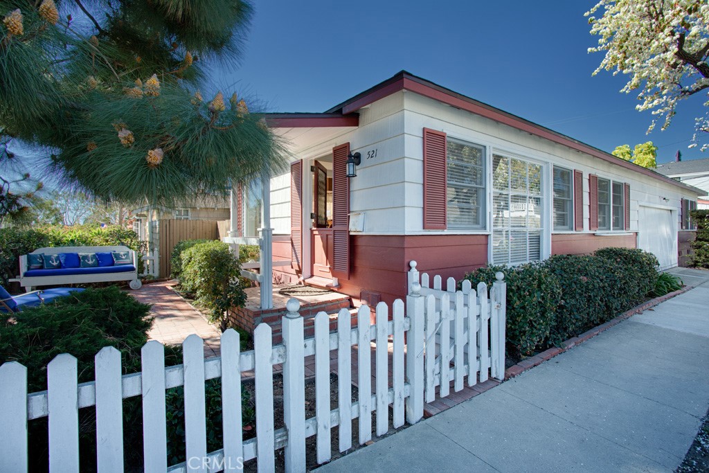 521 1/2 Carnation Avenue