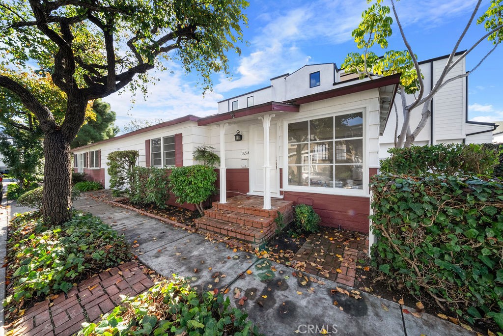 521 1/2 Carnation Avenue