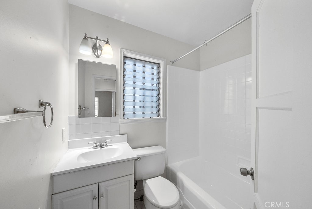 521 1/2 Carnation Avenue