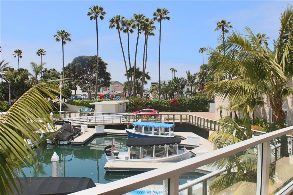 4407 W Coast Highway 4