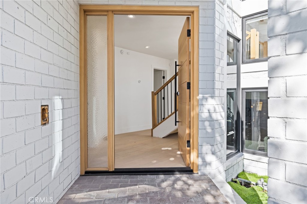 1126 E Balboa Boulevard