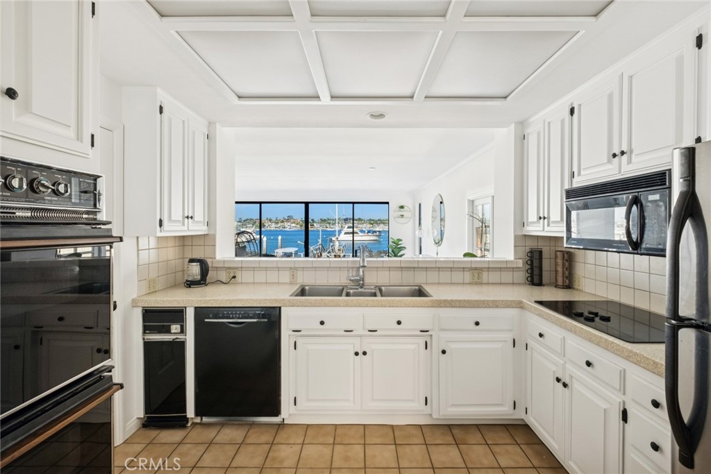 1214 E Balboa Boulevard