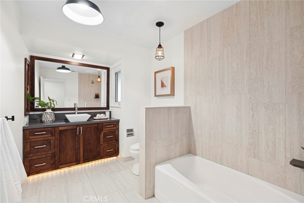 1800 Tradewinds Lane