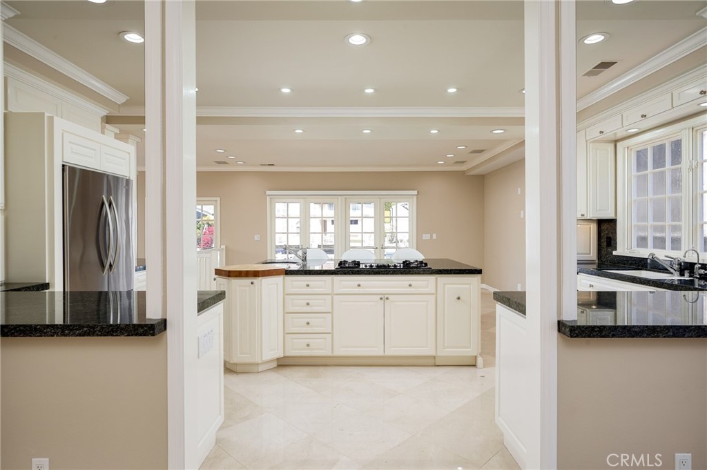 736 Harbor Island Drive