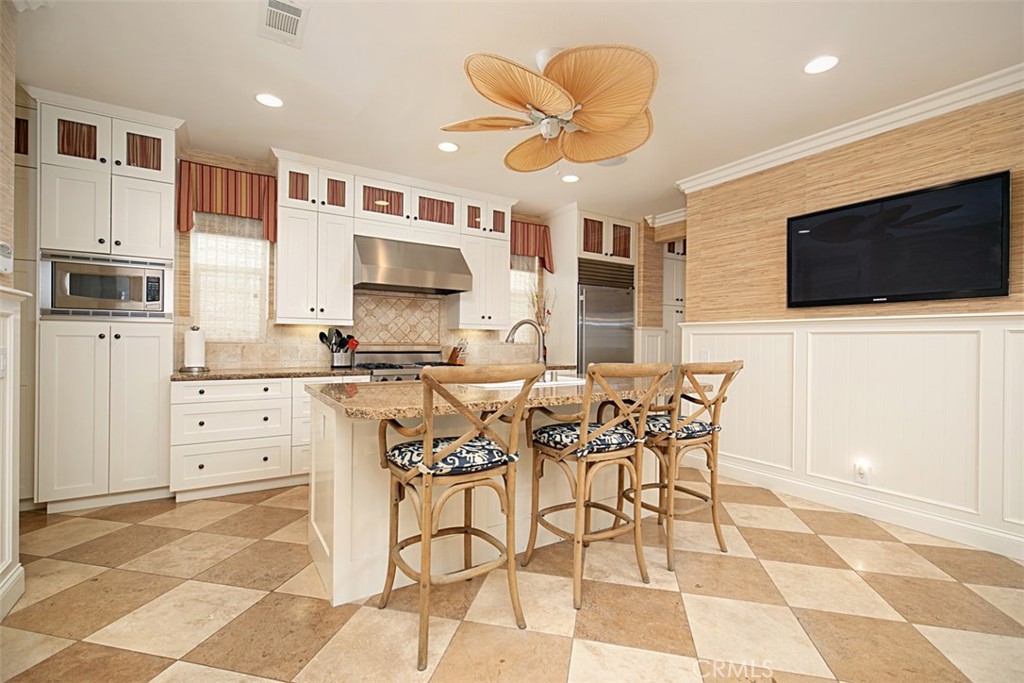 208 E Balboa Boulevard