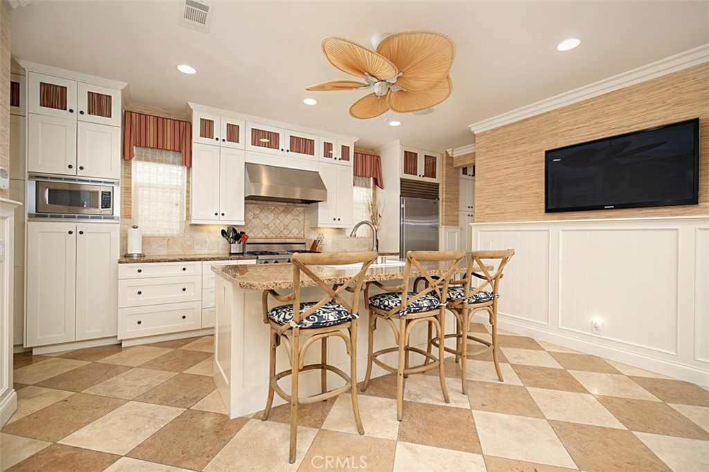 208 E Balboa Boulevard