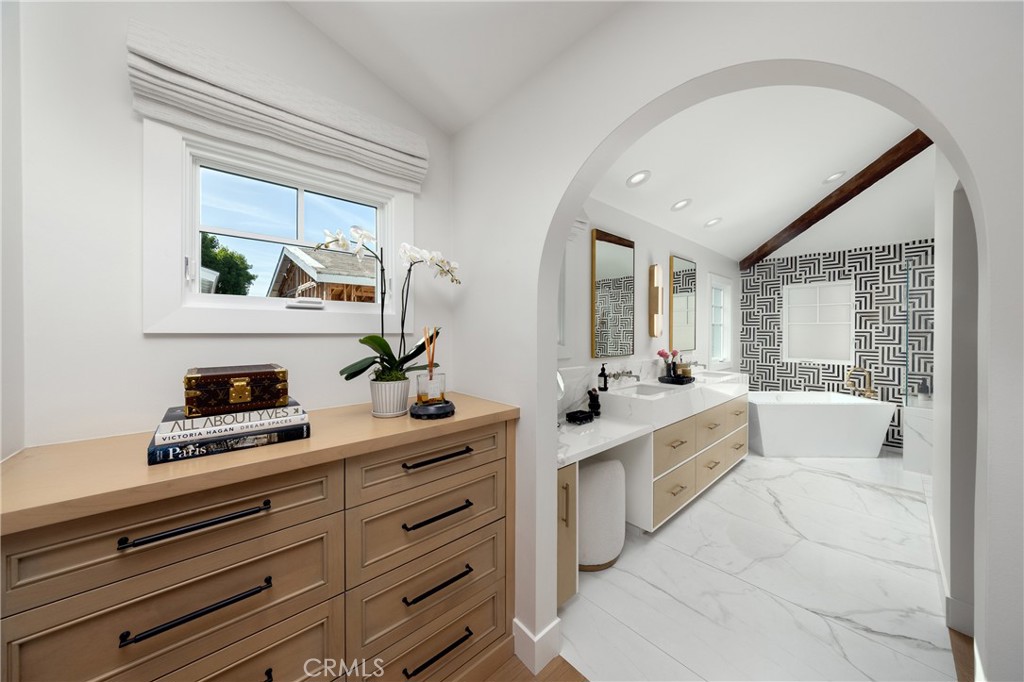 2771 Bayshore